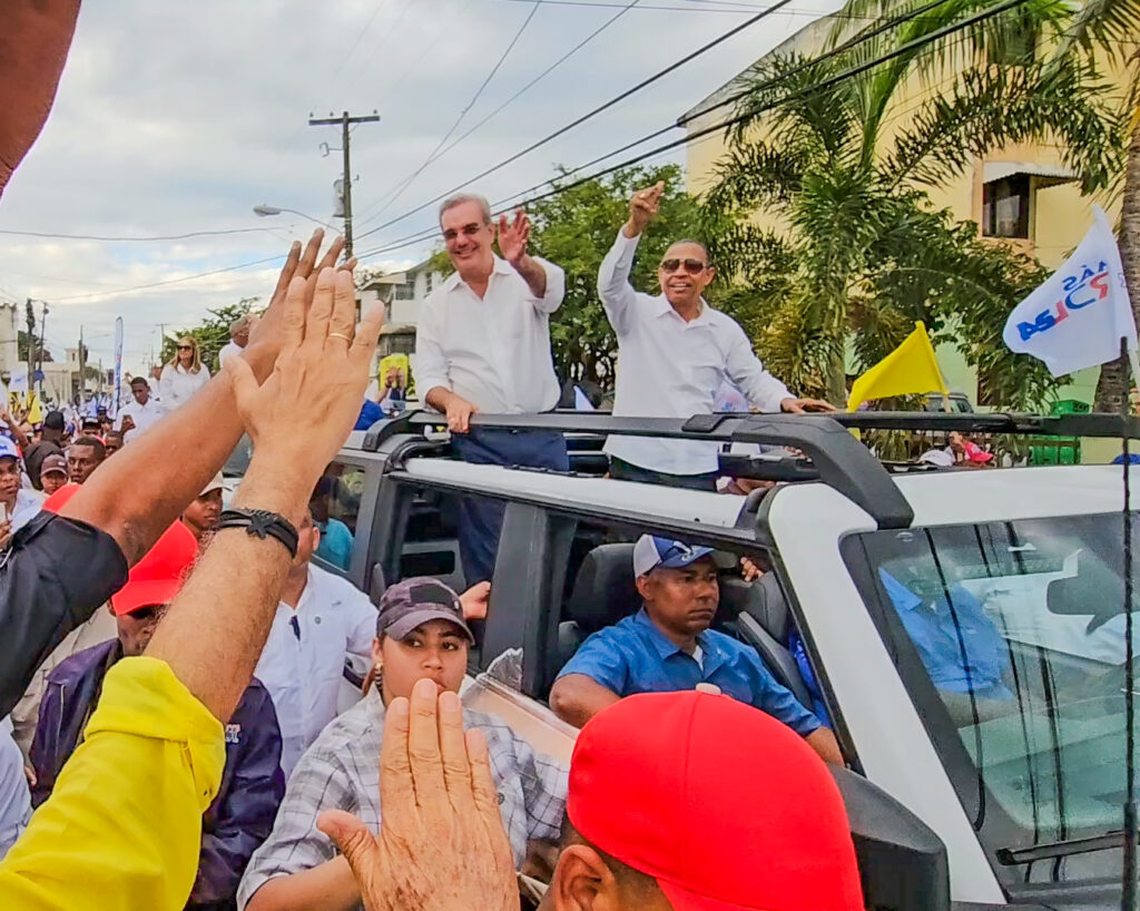 El pueblo se lanza a las calles con Luis Abinader en apoyo a Alex Díaz